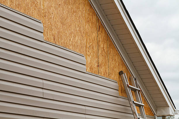 Professional Vinyl Siding technician working in Basking Ridge, NJ